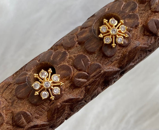 Gold tone white flower stud/earrings dj-53920