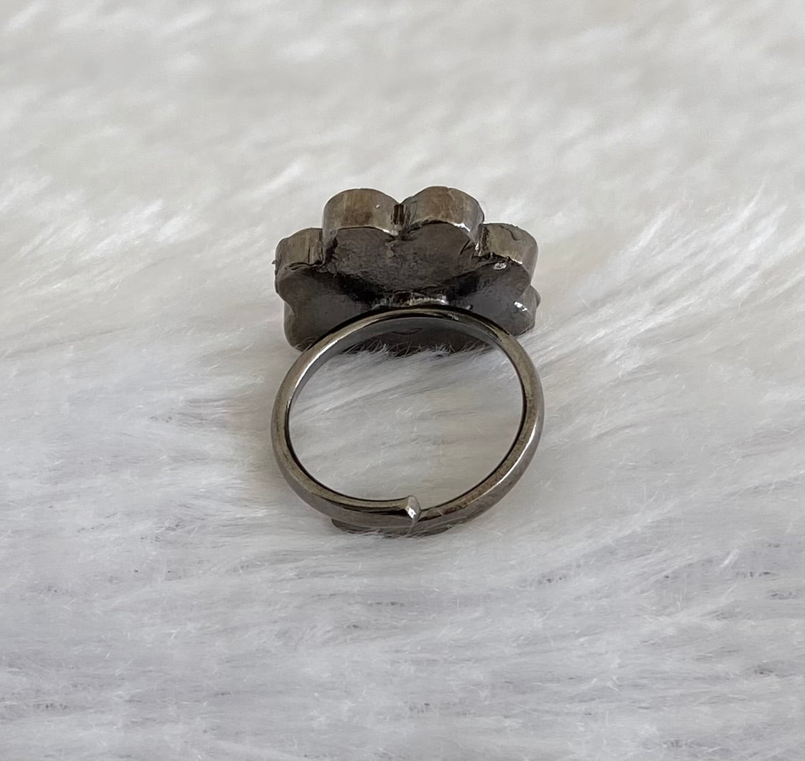 Black finish precious kemp-green finger ring dj-53686