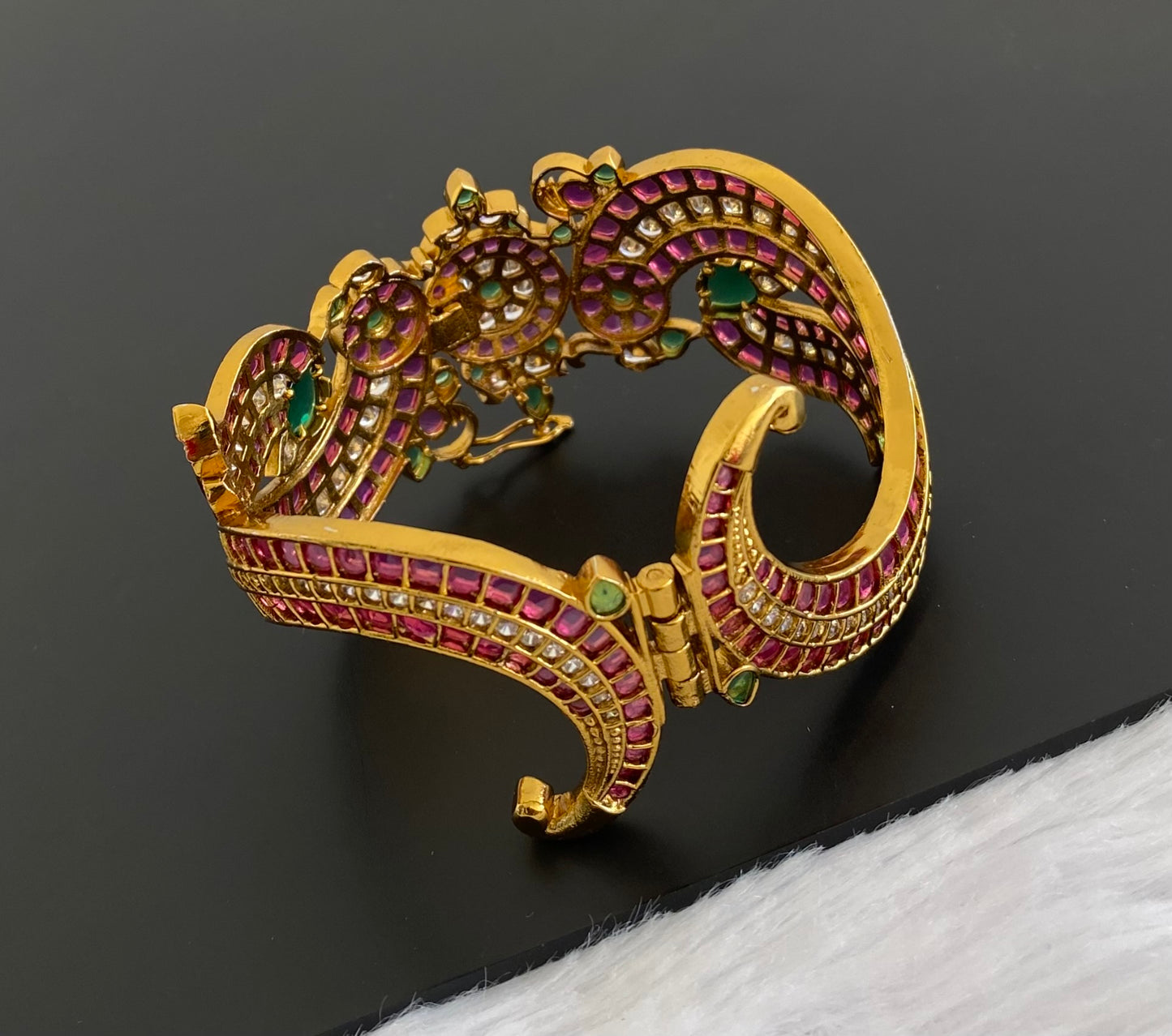 Matte finish kemp-green-white openable peacock kada/bangle dj-53463