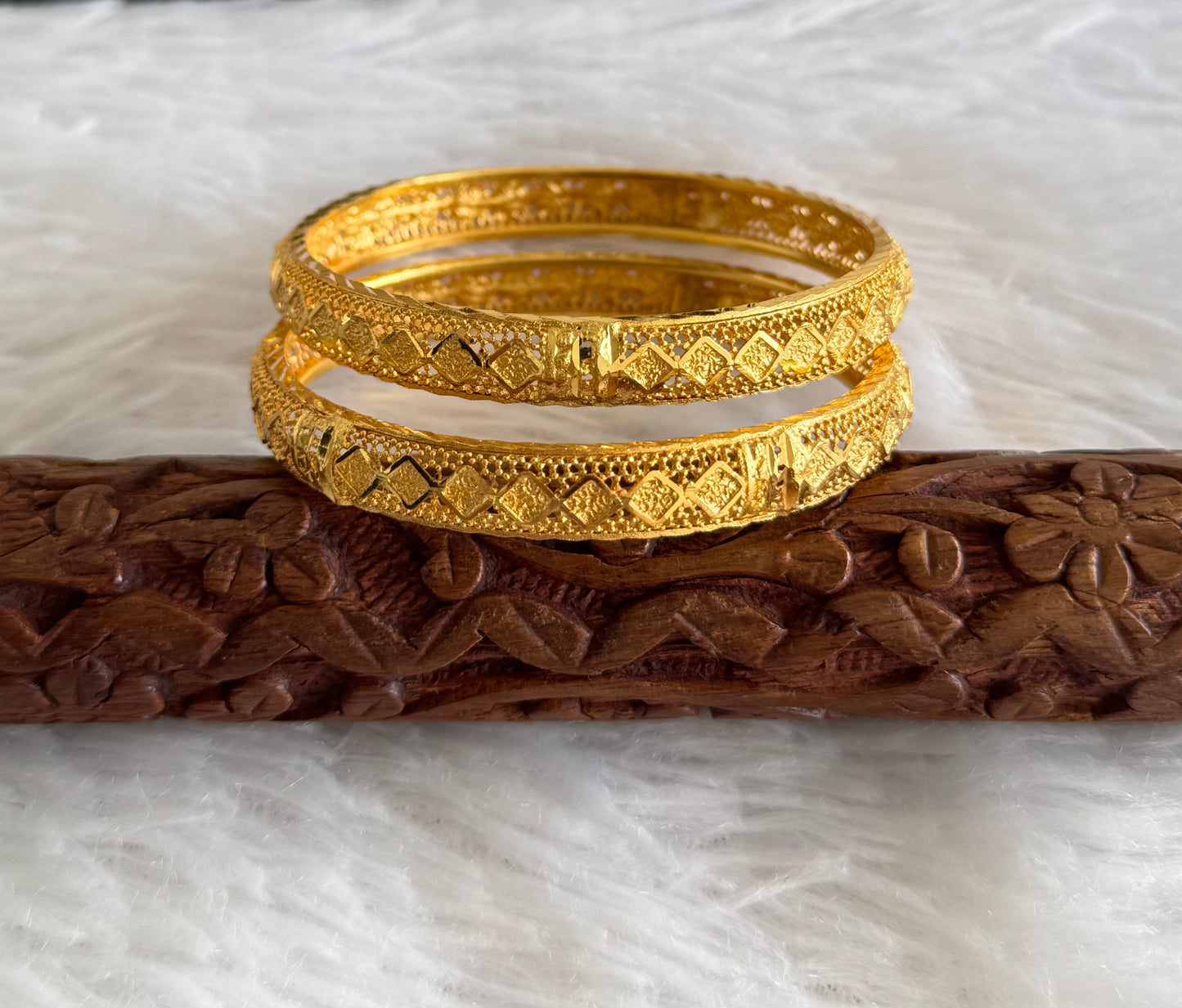 Gold tone designer plain bangles(2.8) dj-51749