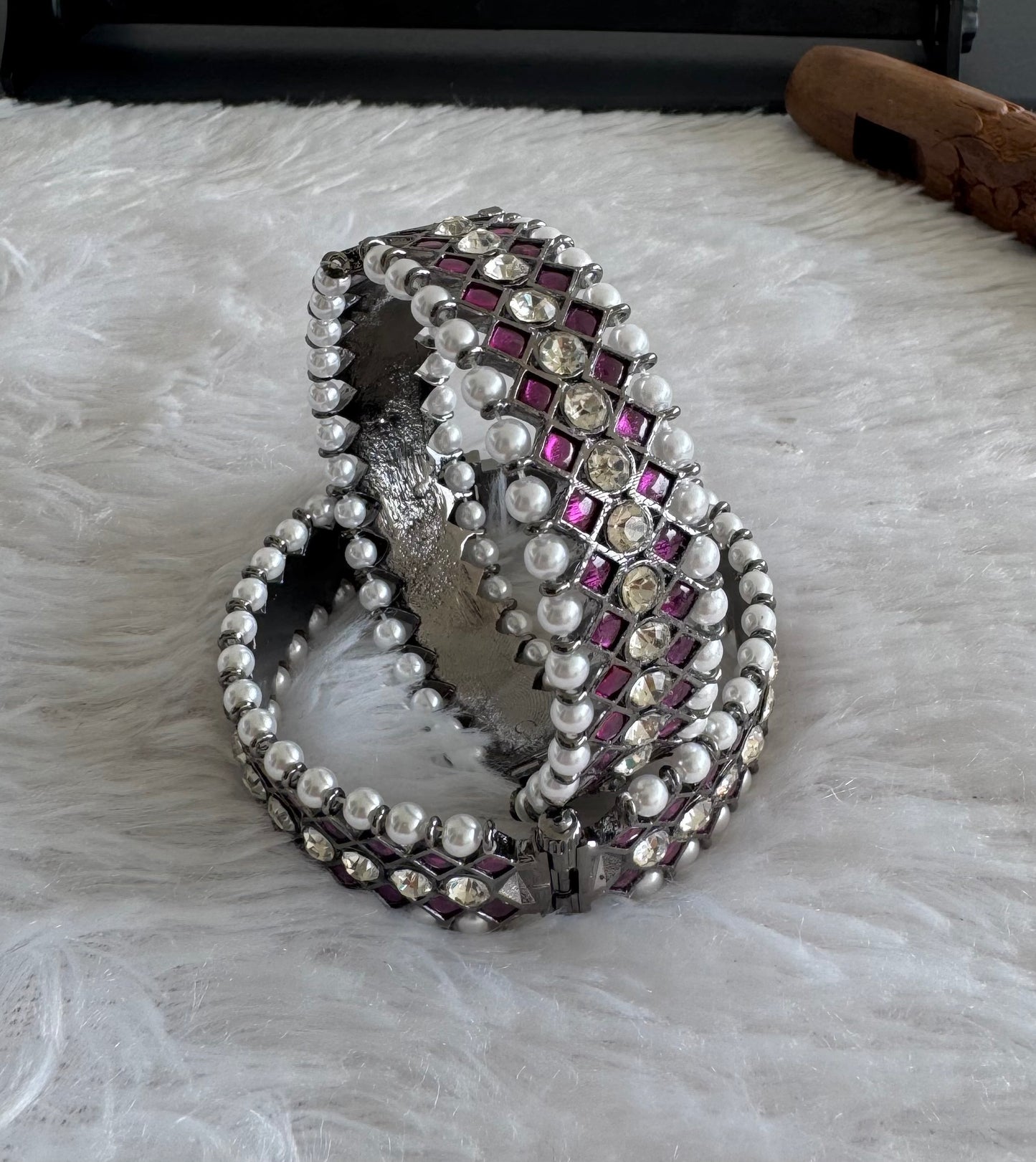 Black finish precious kemp-white pearl screw bangles(2.2) dj-51438