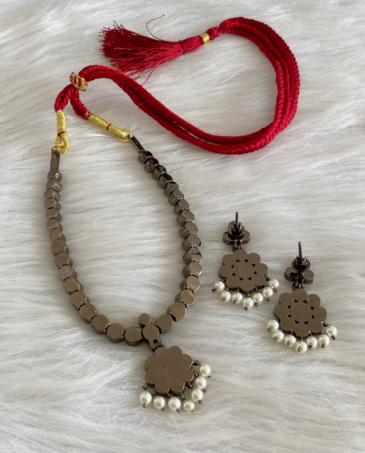 Black finish precious kemp-green pearl attigai necklace set dj-53958