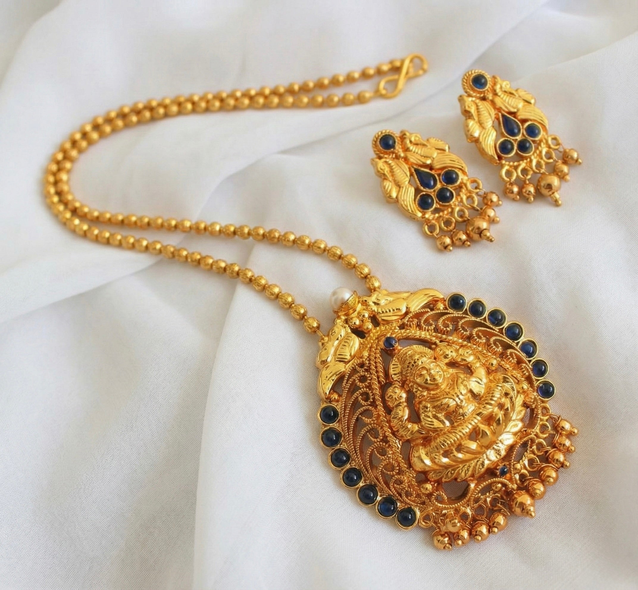 DREAMJWELL - Beautiful Antique Blue Lakshmi Pendant Necklace Set