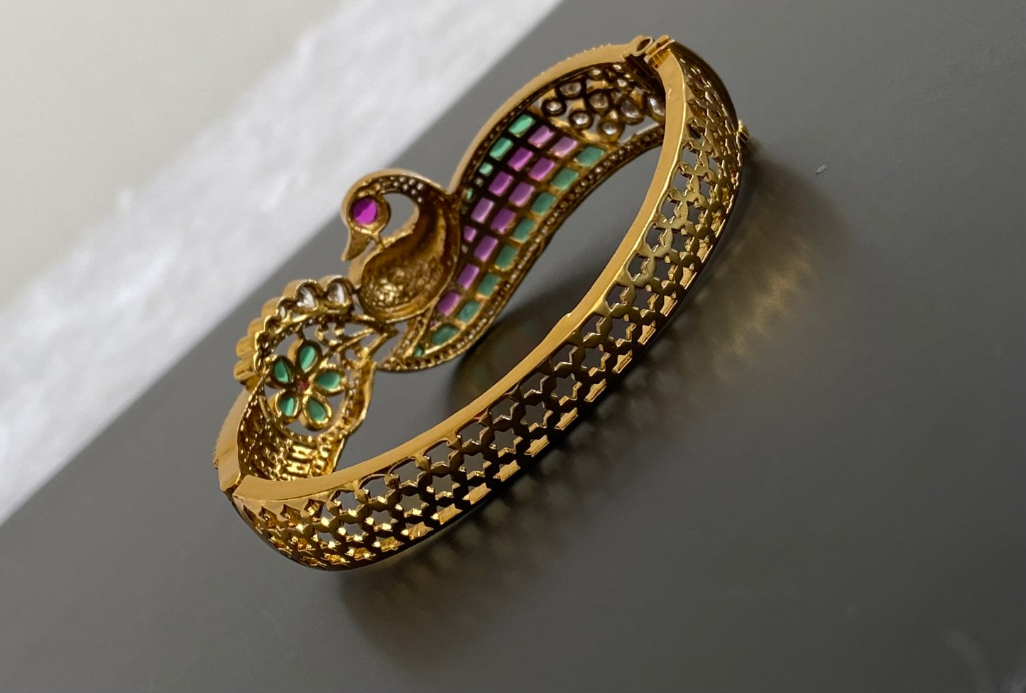 Matte finish kemp-green-white screw type peacock kada/bangle dj-53511