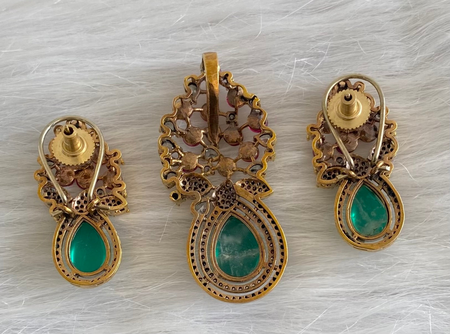 Antique gold tone kemp-green-white pendant set dj-53977