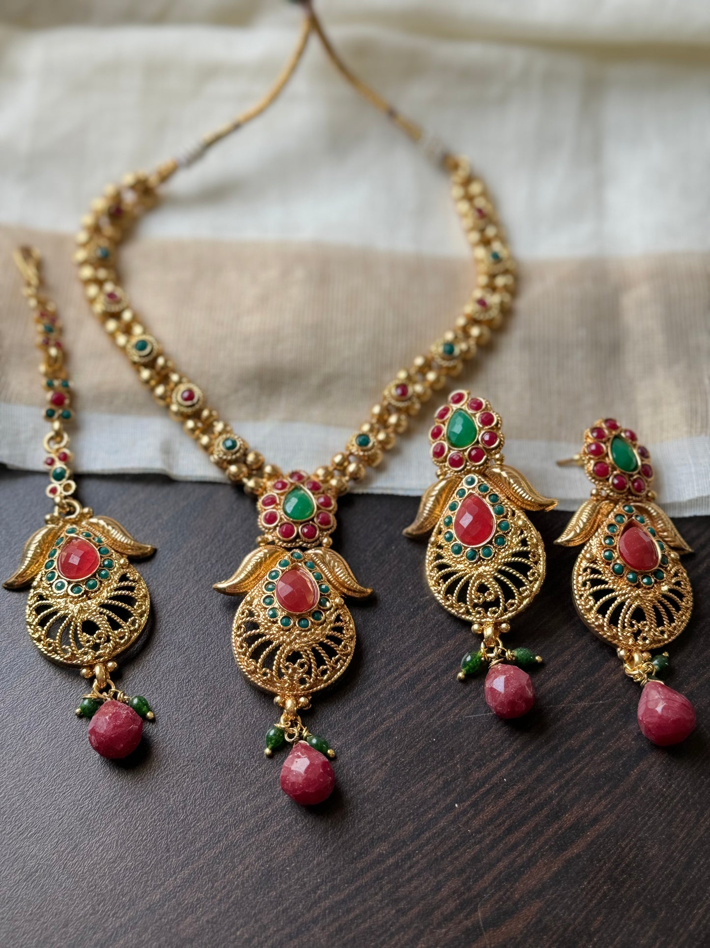 Antique gold tone ruby-green necklace set-dj04177