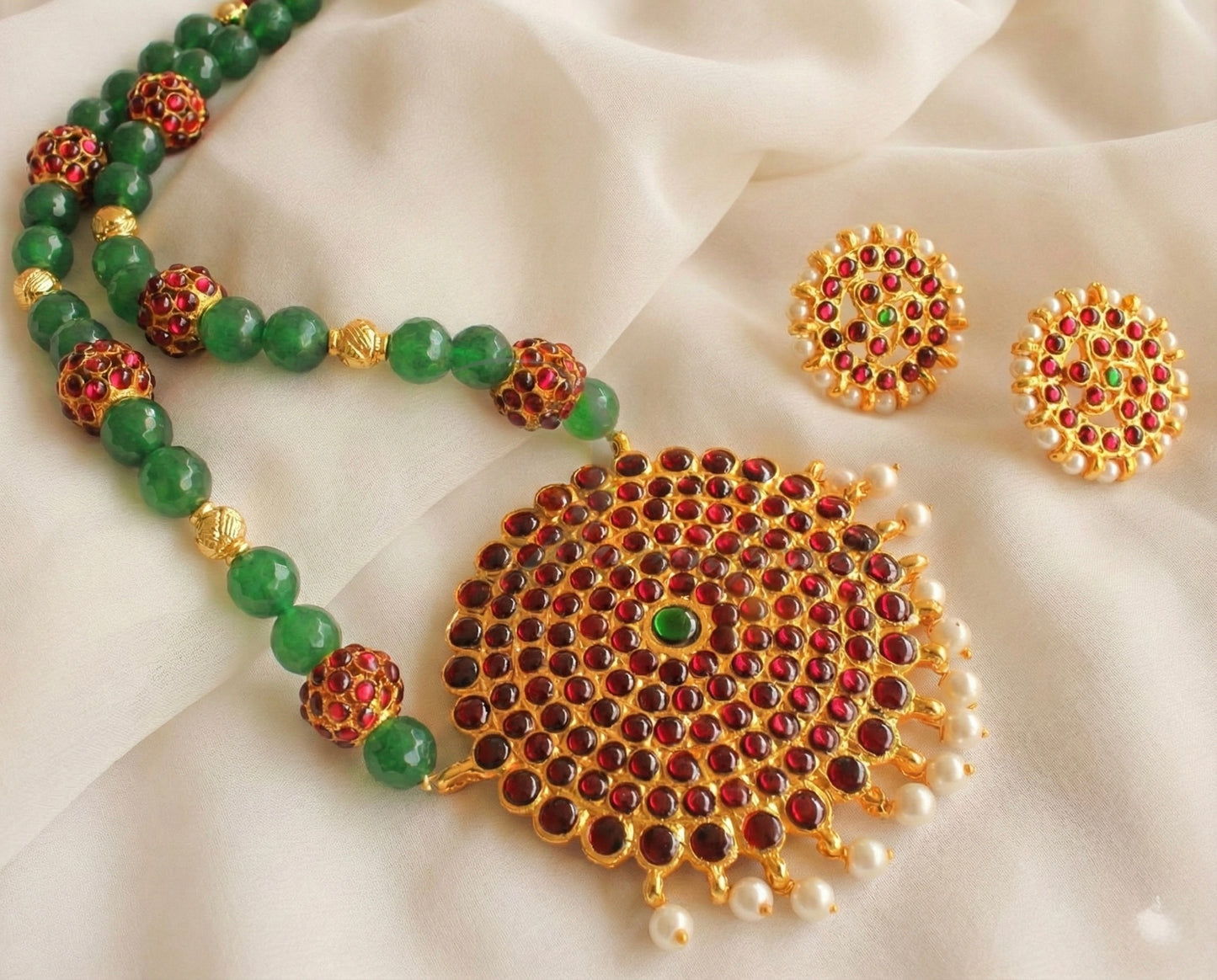Gold tone Kemp-green round pendant beaded necklace set DJ17724
