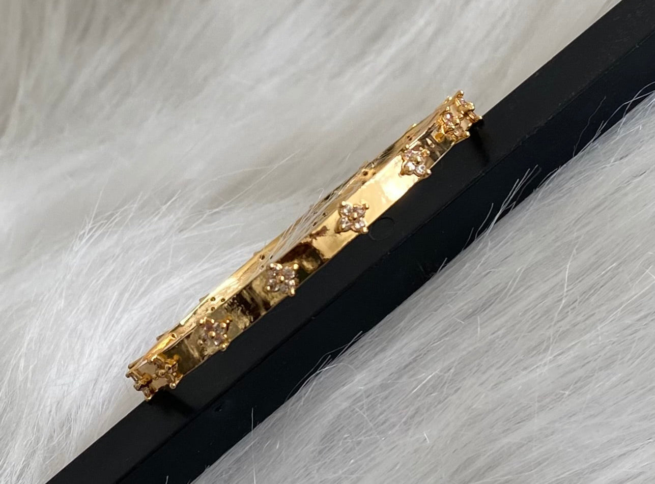 Gold tone white stone single bangle (2.6) dj-54200