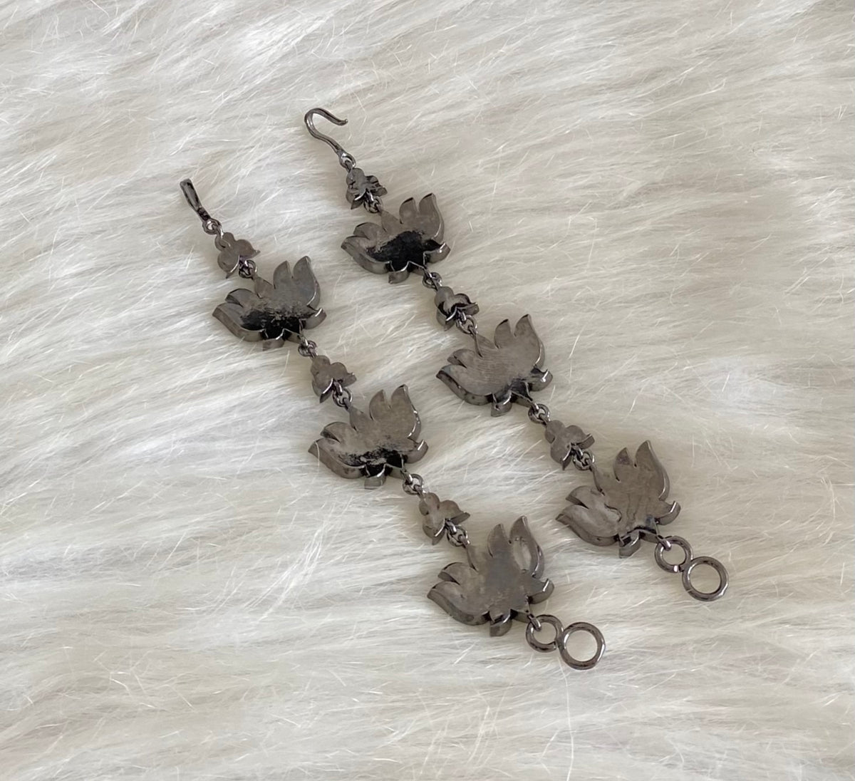 Black finish precious kemp-green-white lotus ear side chain dj-54689