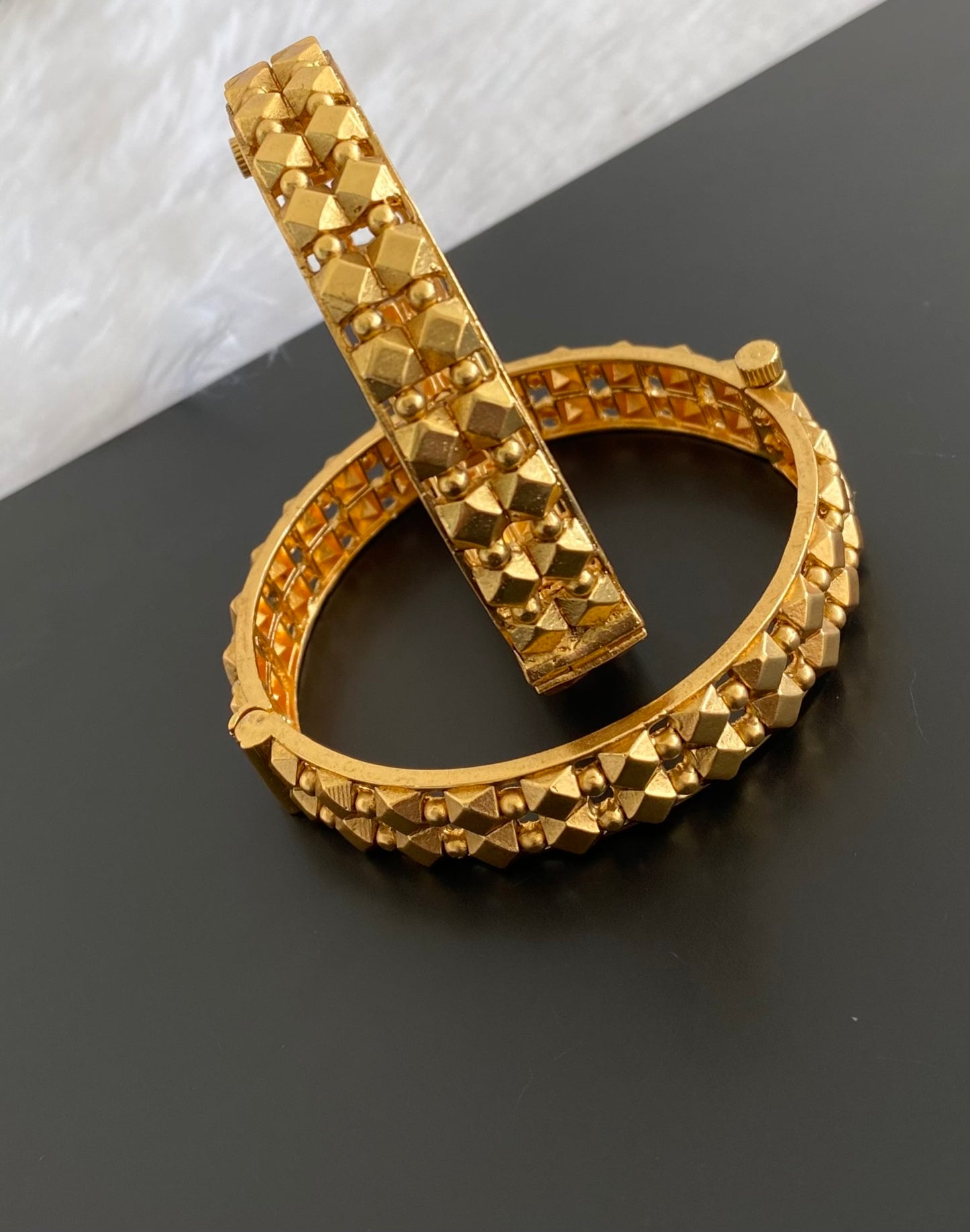 Antique gold tone screw type bangles(2.6) dj-53500