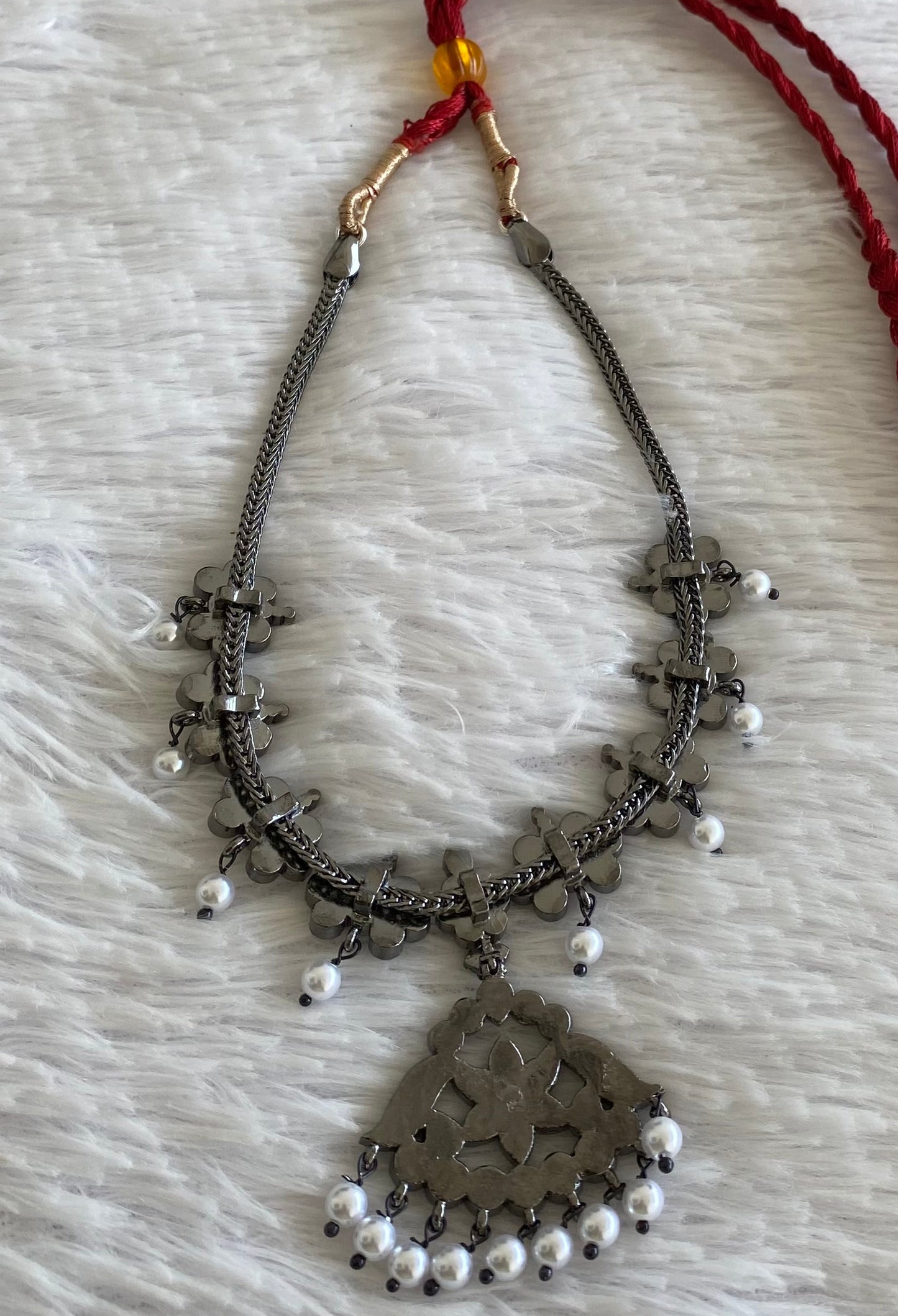 Black finish precious kemp-green-white pearl necklace dj-53243