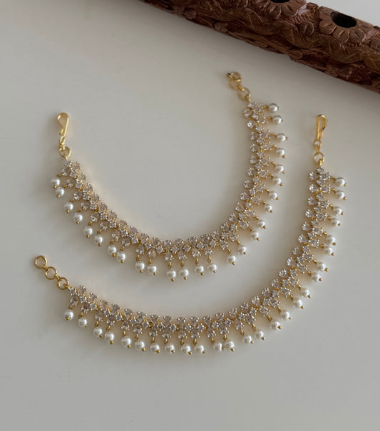 Two tone cz white stone pearl ear side chain dj-51359