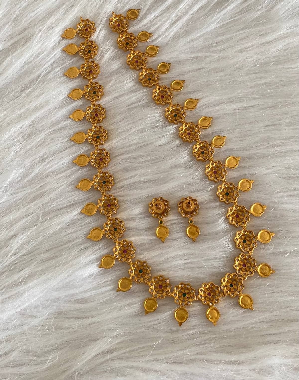 Matte finish lakshmi coin ruby-emerald white flower short haar set dj-55003