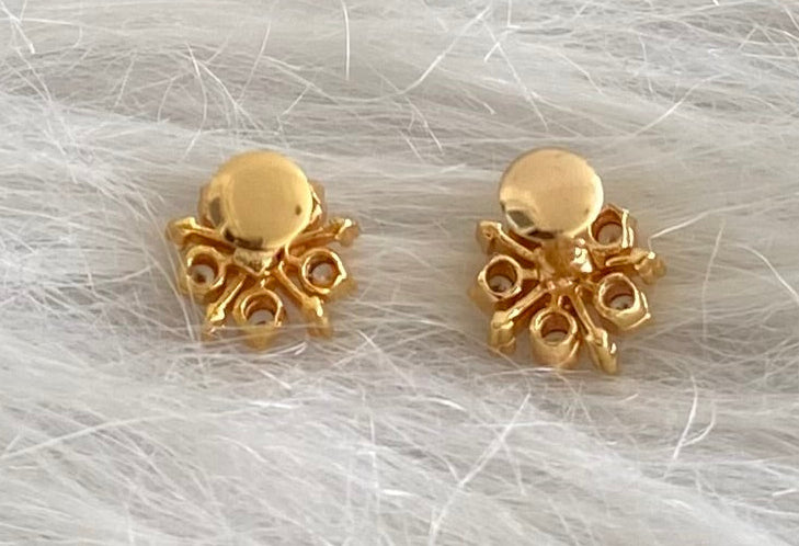 Gold tone white flower stud/earrings dj-53920