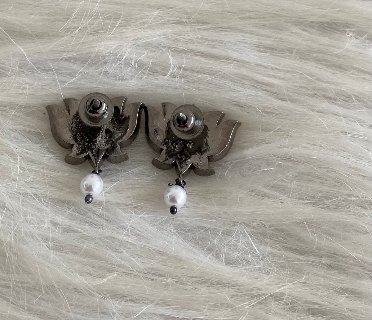 Black finish white stone lotus pearl stud/earrings dj-54686