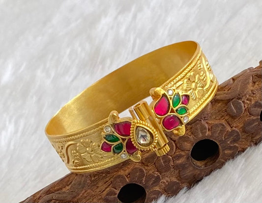 Matte finish kemp-green-white Kundan flower screw type kada(2.6) dj-53509
