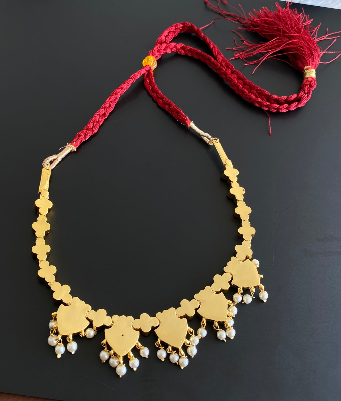 Gold tone precious kemp-green-white pearl necklace dj-53236