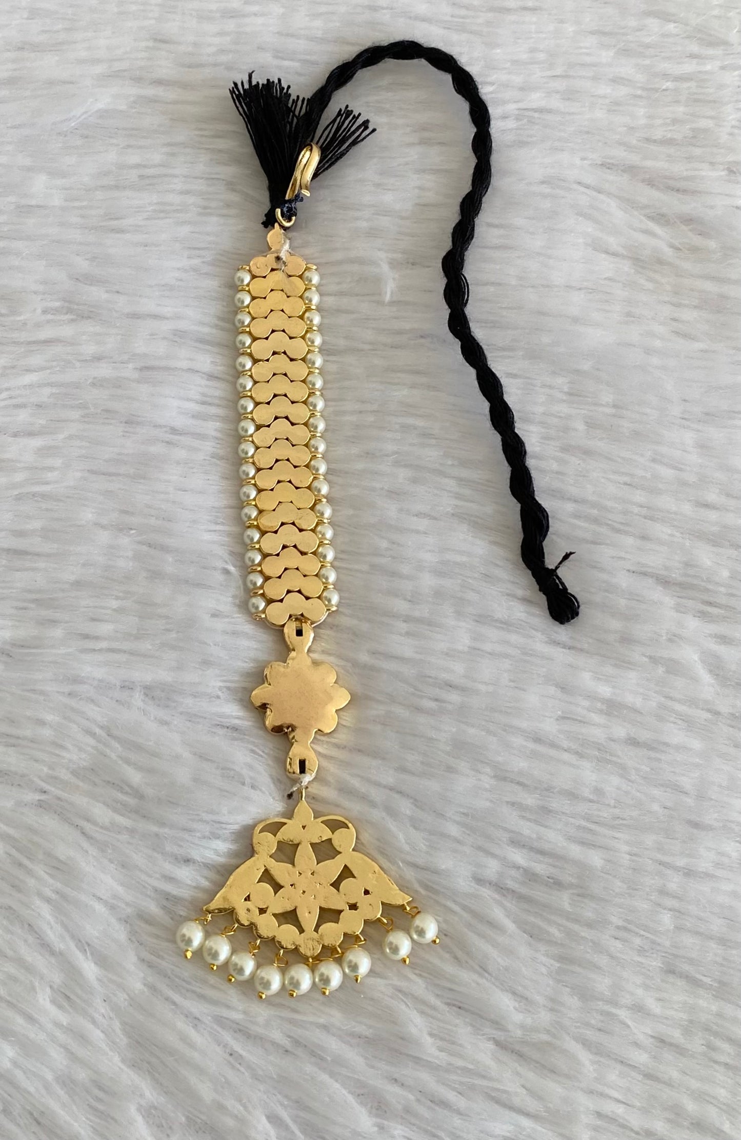 Gold tone precious kemp-white flower pearl tikka dj-53367