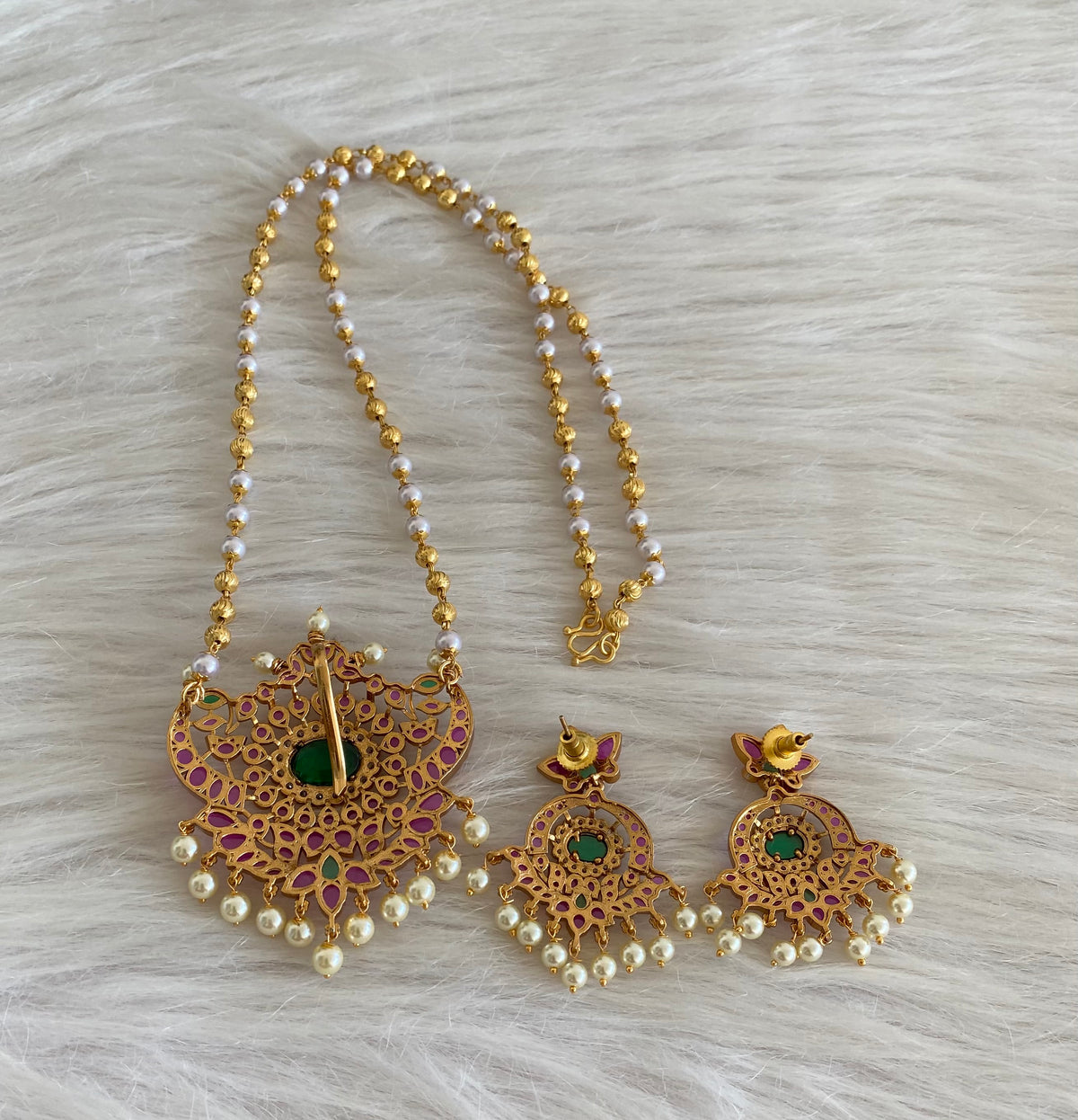 Antique gold tone pearl chain with kemp-green-white stone pendant set dj-55114