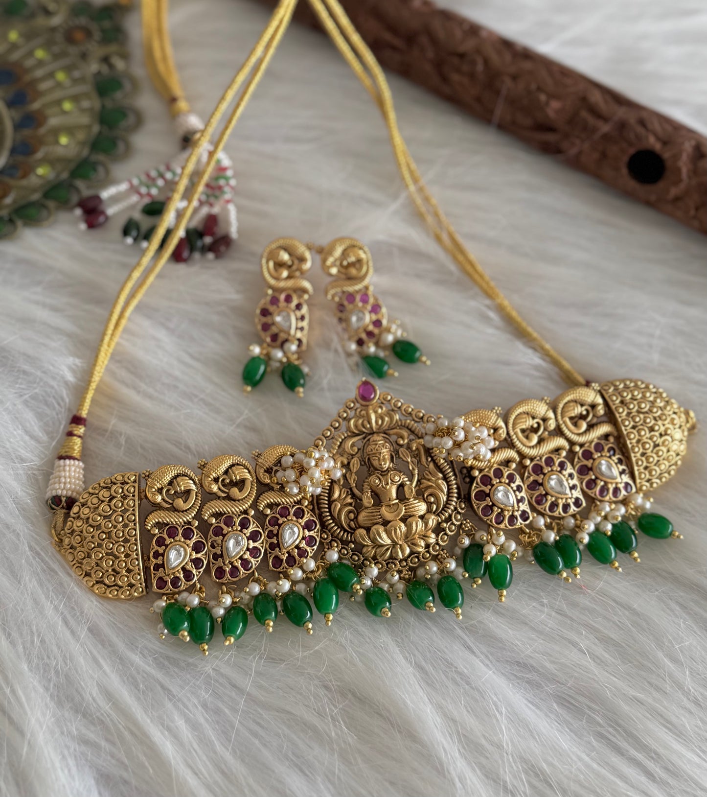 Matte finish real kemp-white lakshmi peacock choker necklace set dj-51335