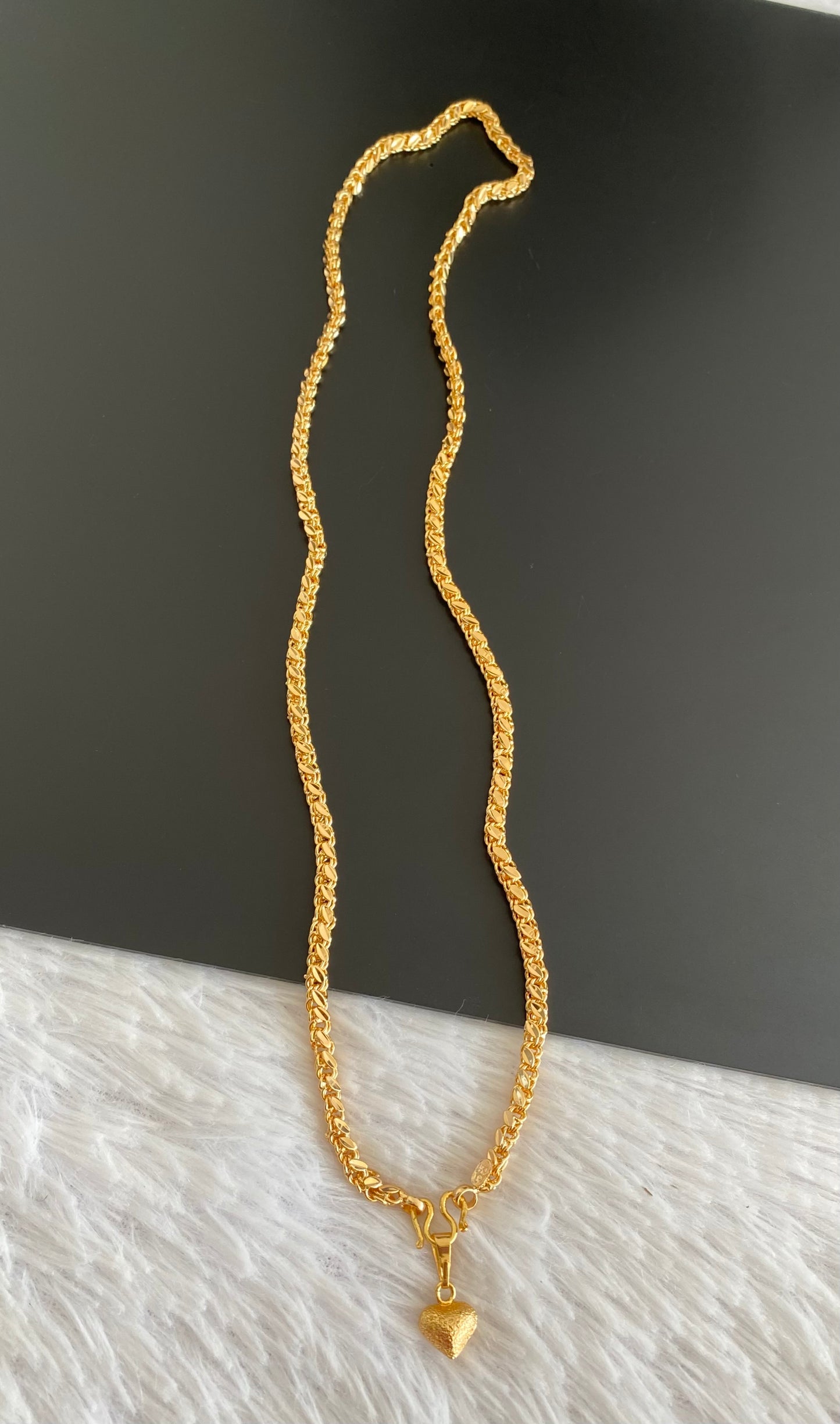 Gold tone heart pendant with chain dj-52914