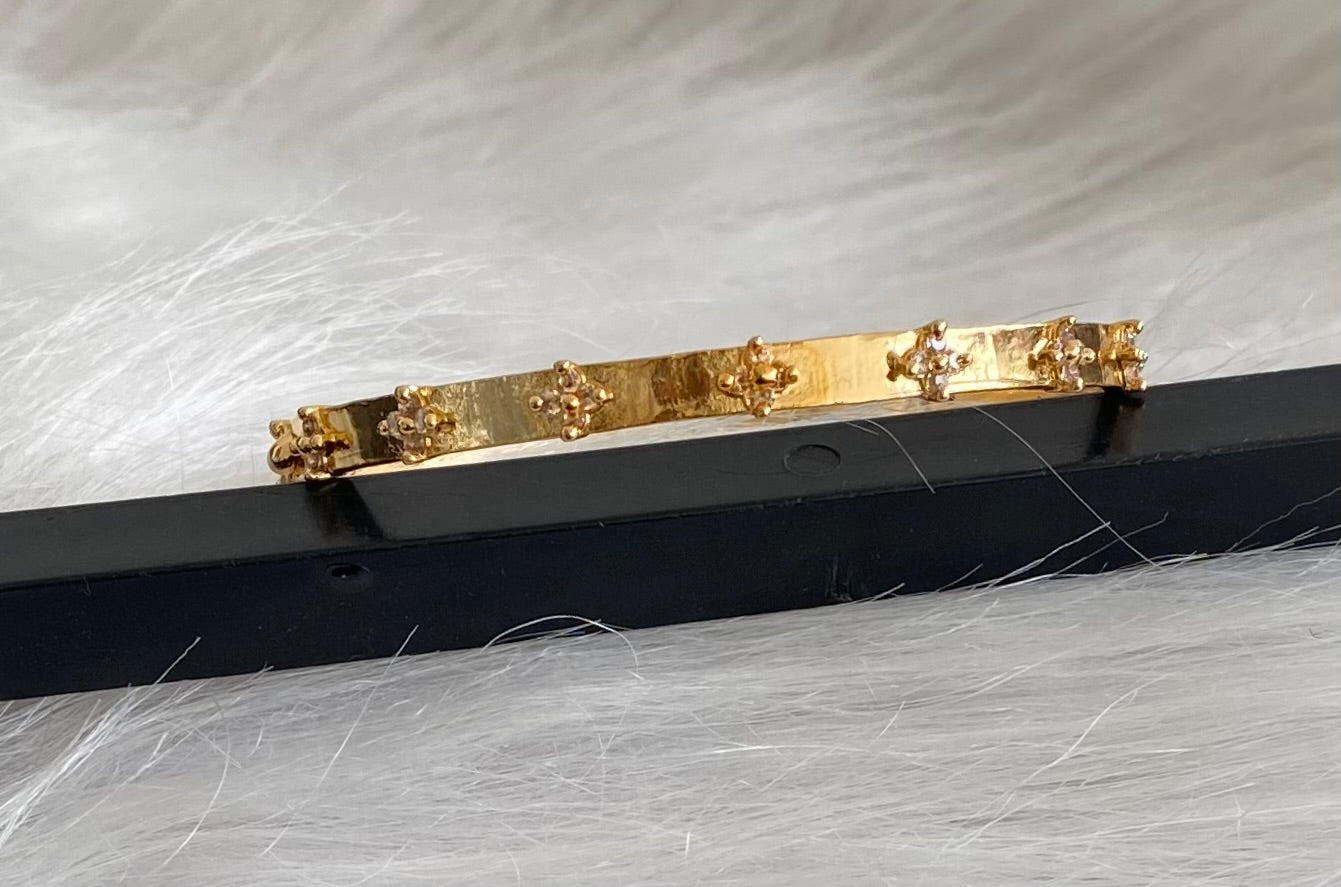Gold tone white stone single bangle (2.6) dj-54201