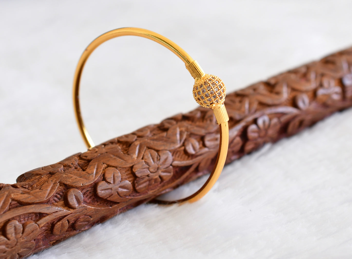 Gold tone cz white ball single bangle(2.4)dj-52991