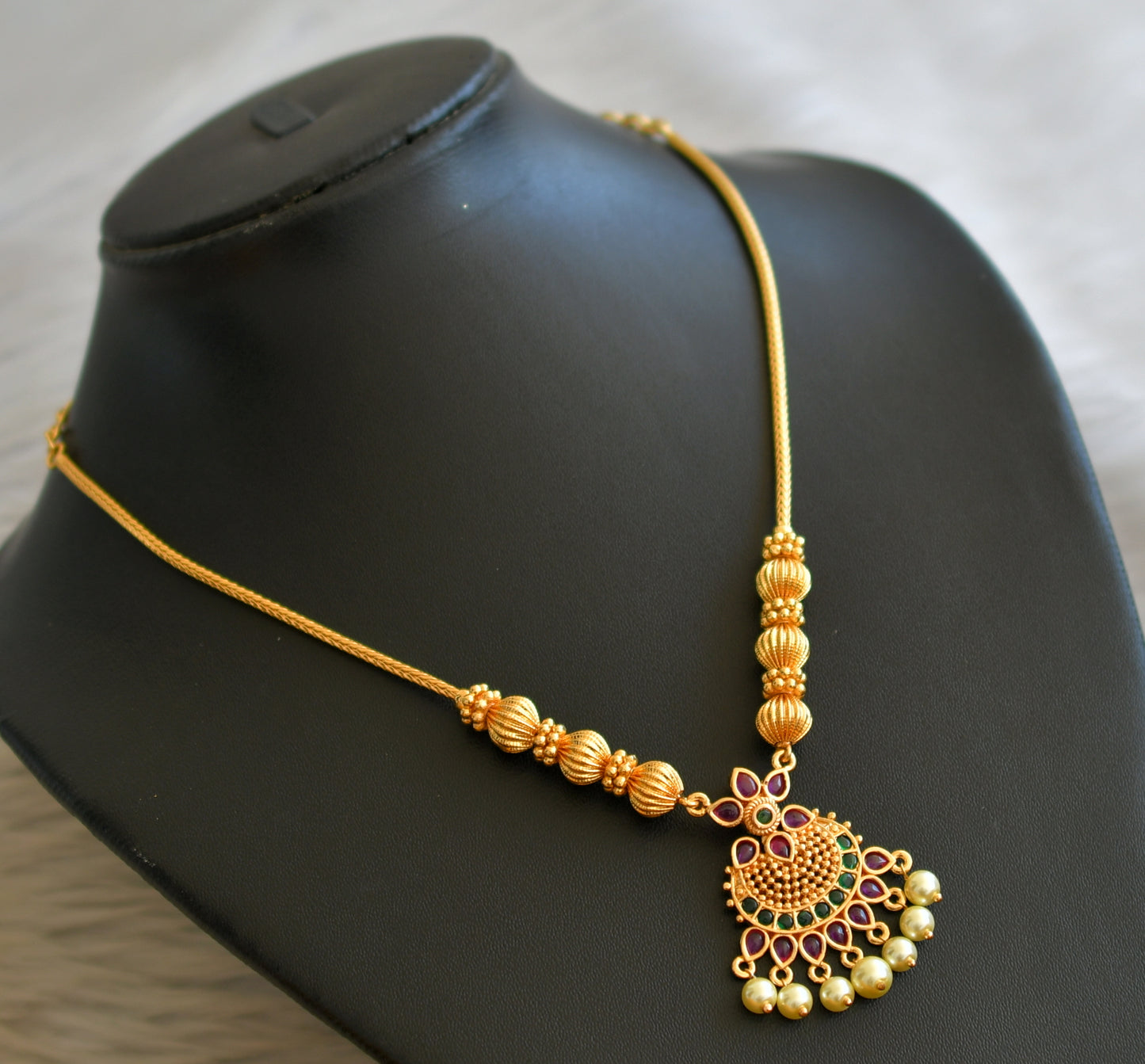 Gold tone kemp-green-pearl flower necklace dj-45326