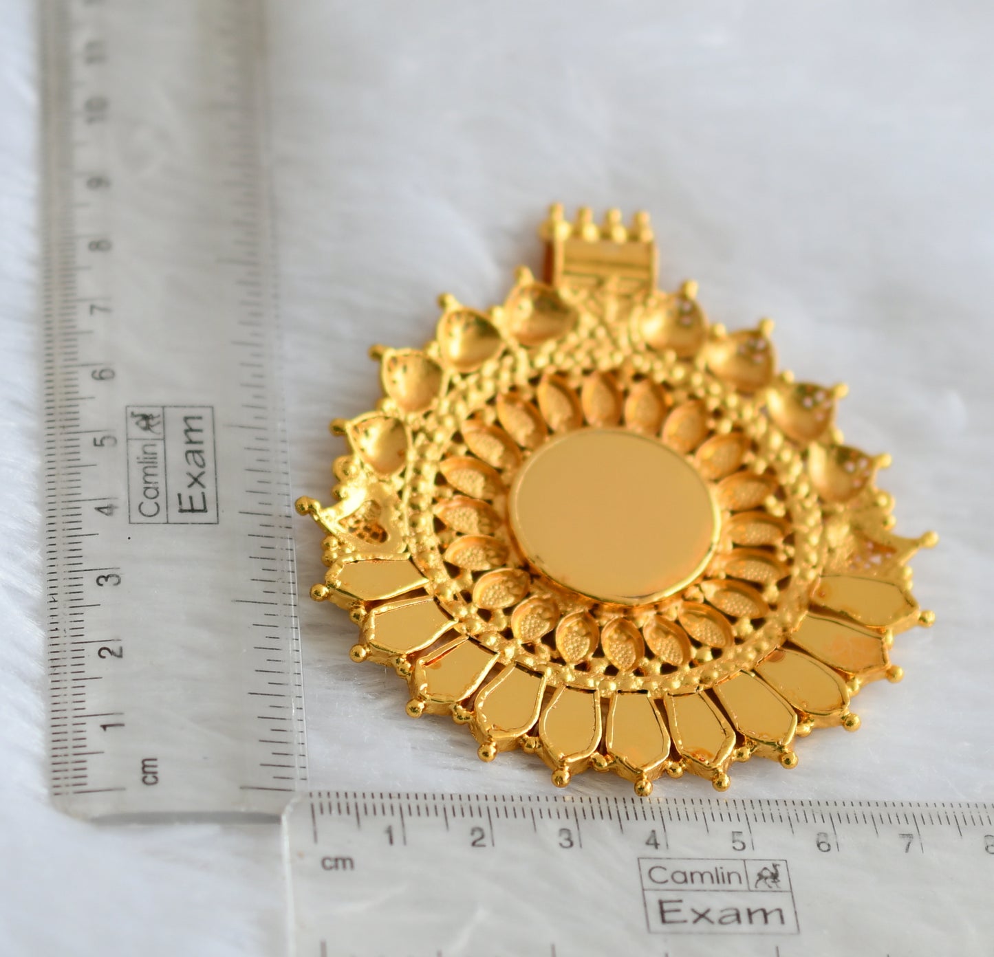 Gold tone green nagapadam krishna pendant dj-50730