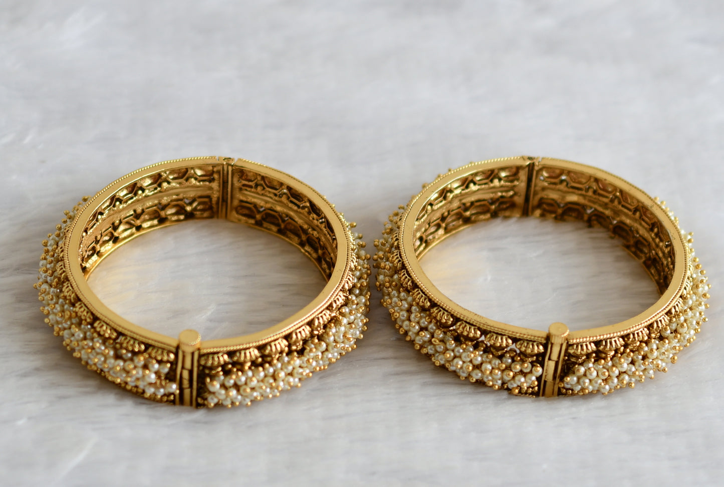 Matte finish pearl cluster screw type bangles(2.6) dj-50951
