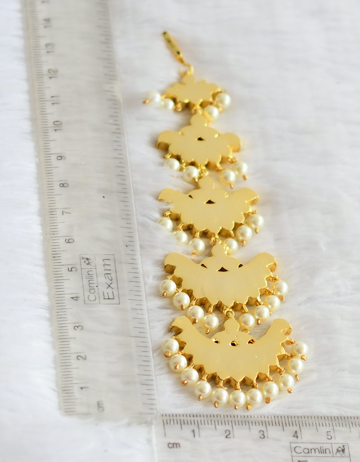 Gold tone precious kemp-white pearl tikka dj-51000