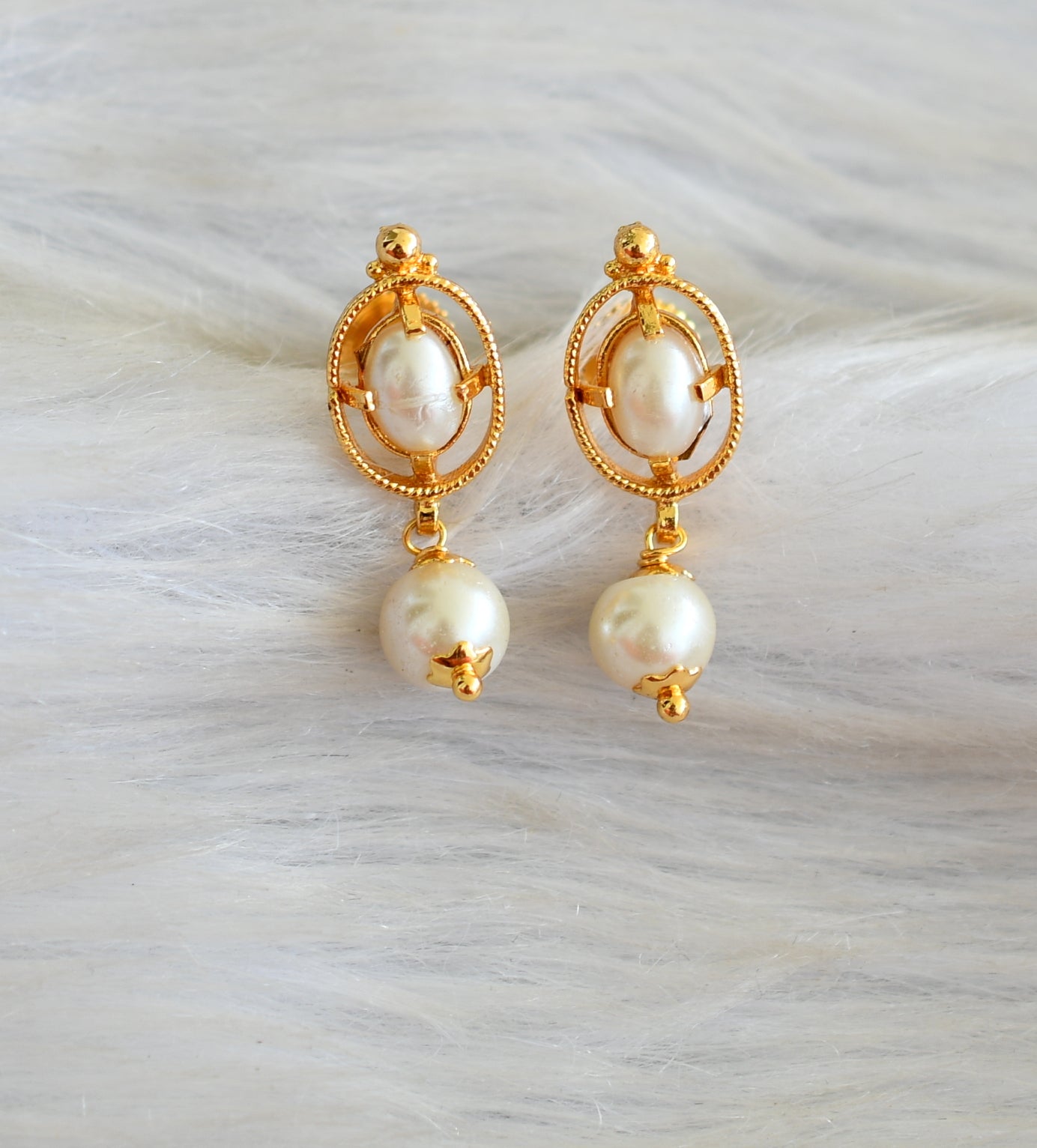 Gold tone pearl screw back earrings dj-42681