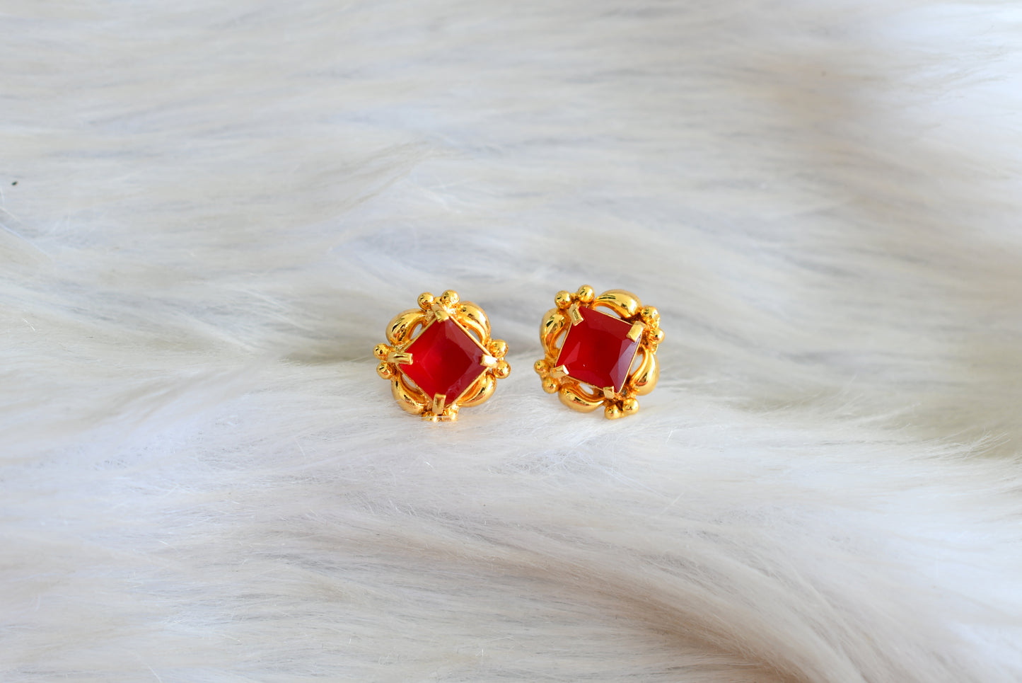 Gold tone maroon square stone stud/earrings dj-42685