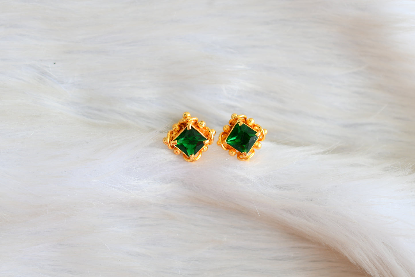 Gold tone green square stone stud/earrings dj-42686