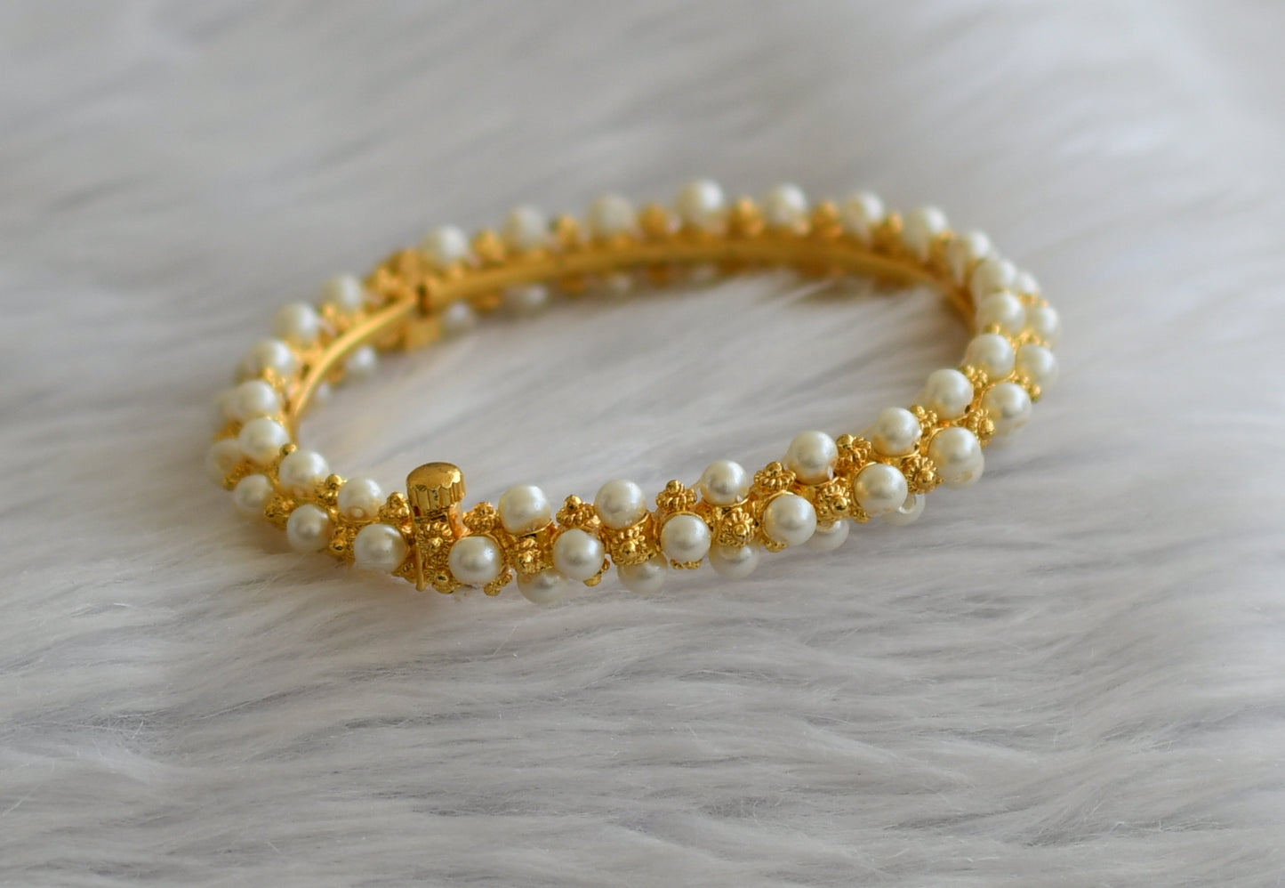 Gold tone pearl bangles(2.4) dj-45880