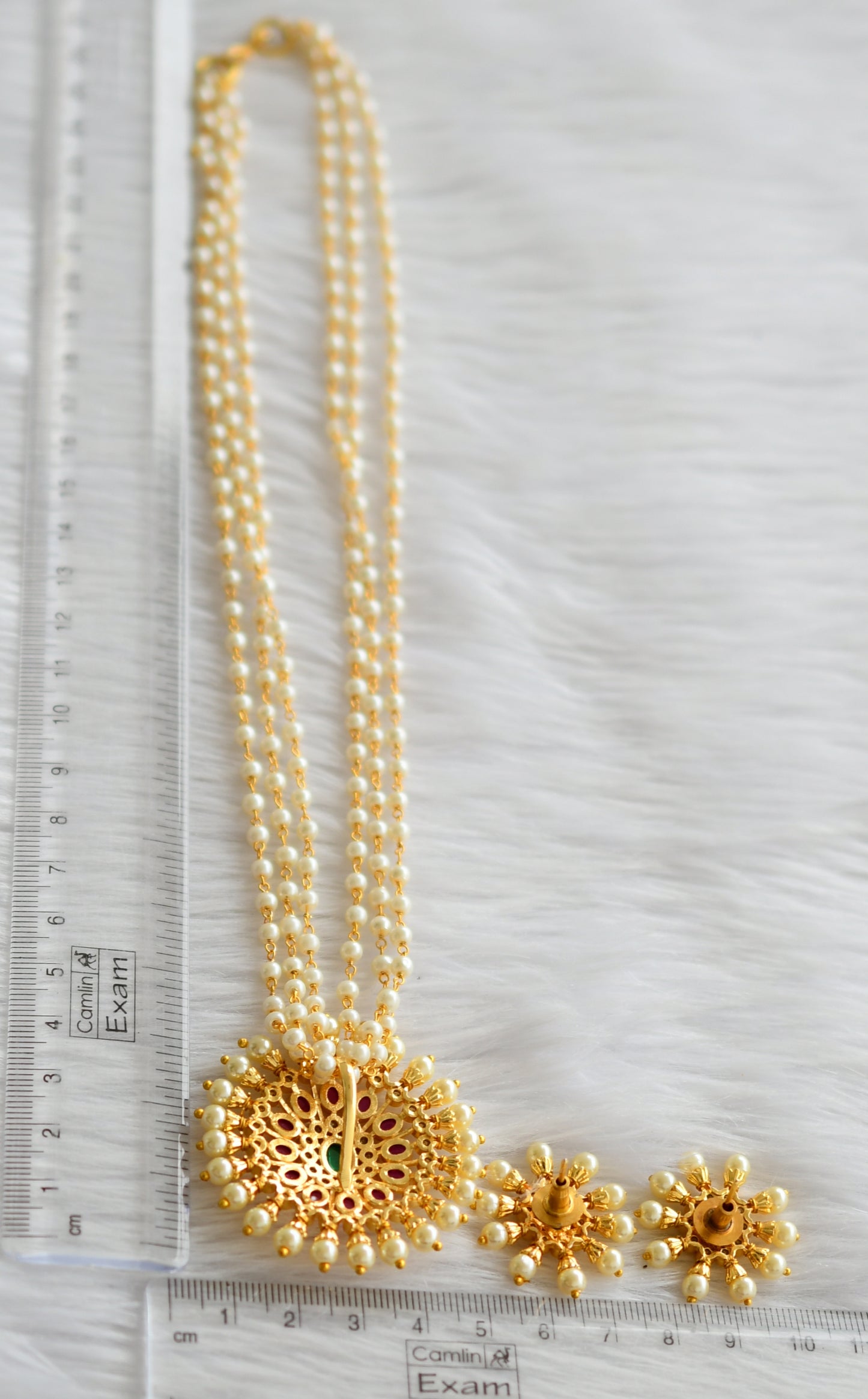 Gold tone kemp-green-white Oval pendant with 18 inches pearl chain set dj-44358