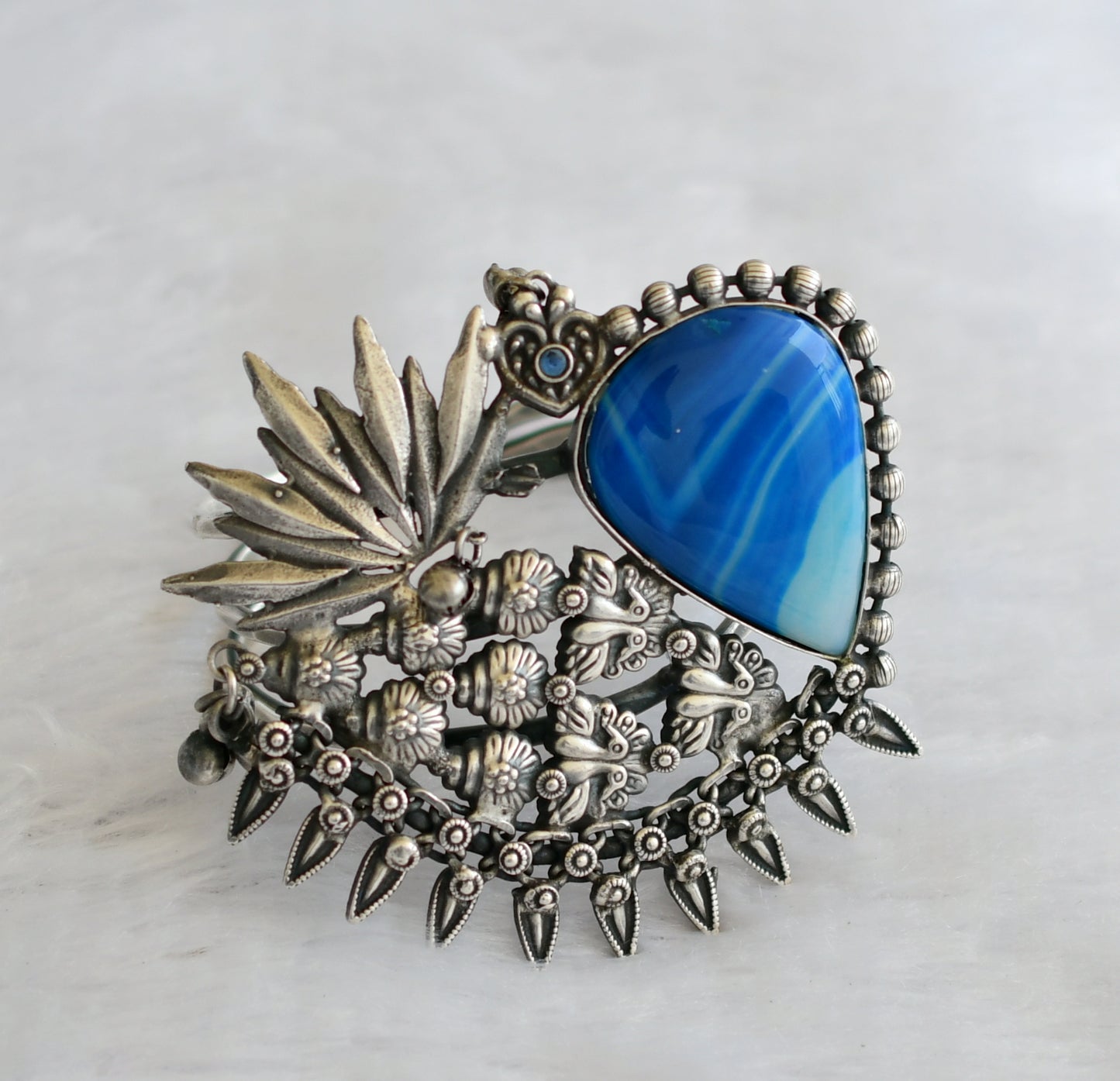 Silver tone blue stone big bracelet with adjustable finger ring dj-46429