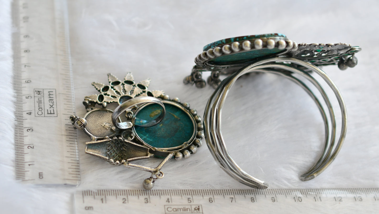 Silver tone turquoise blue stone big bracelet with adjustable finger ring dj-46431