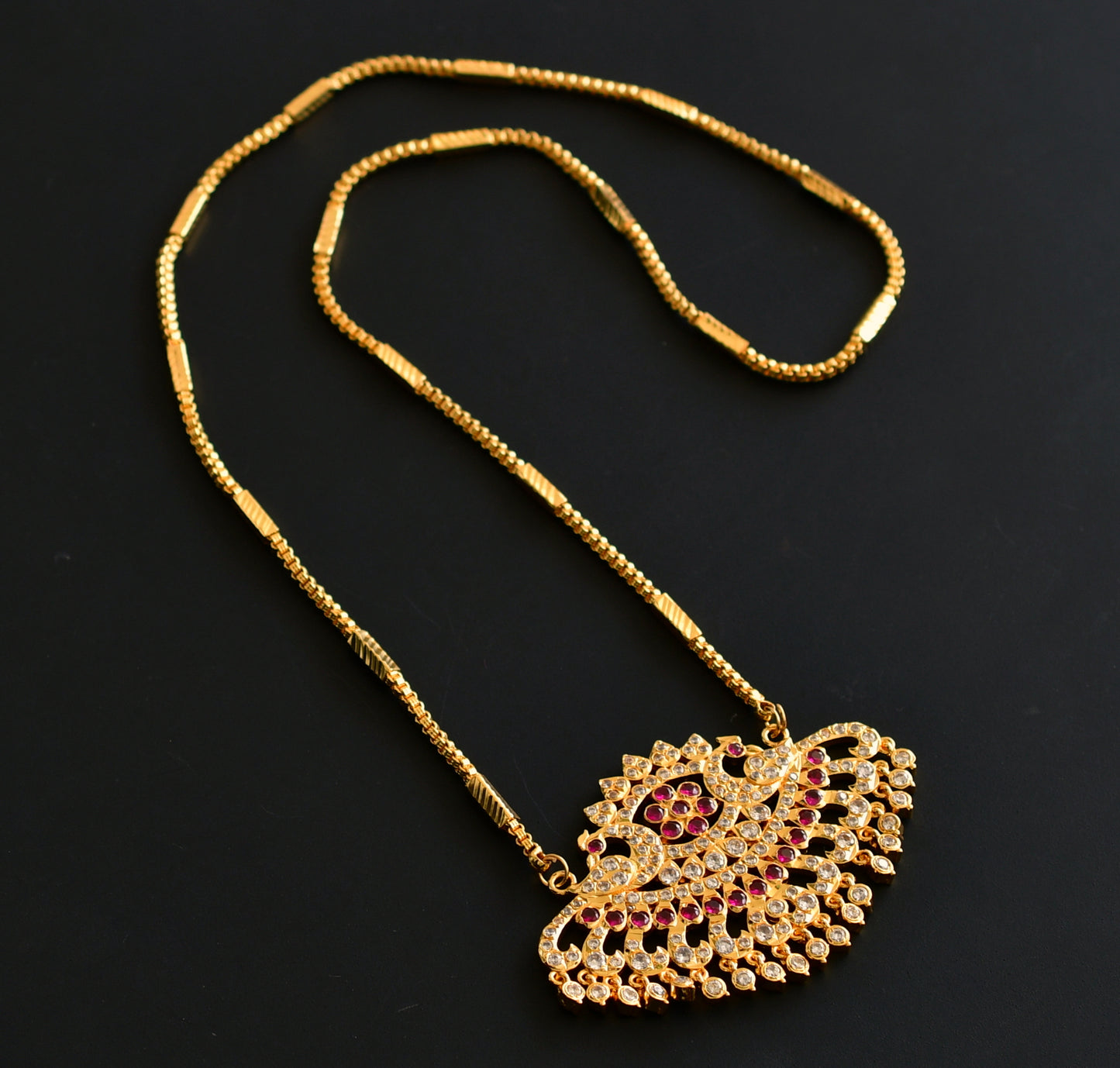 Gold tone ad white-pink peacock pendant with chain dj-46539