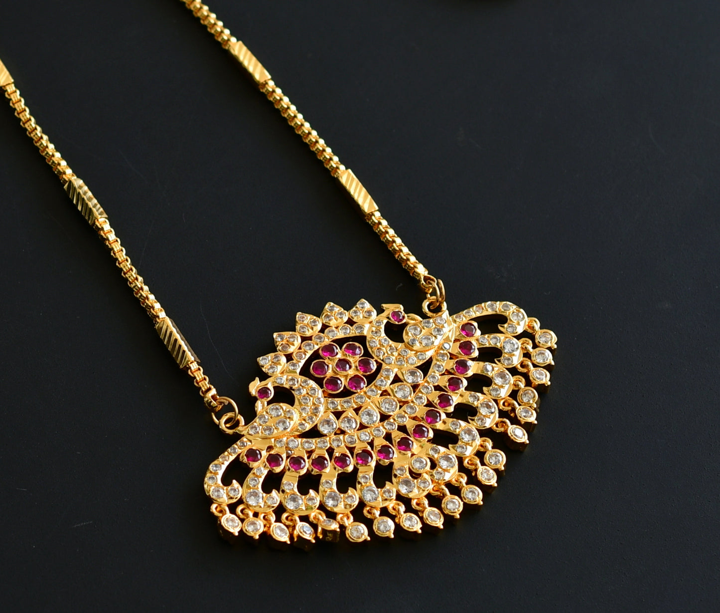 Gold tone ad white-pink peacock pendant with chain dj-46539