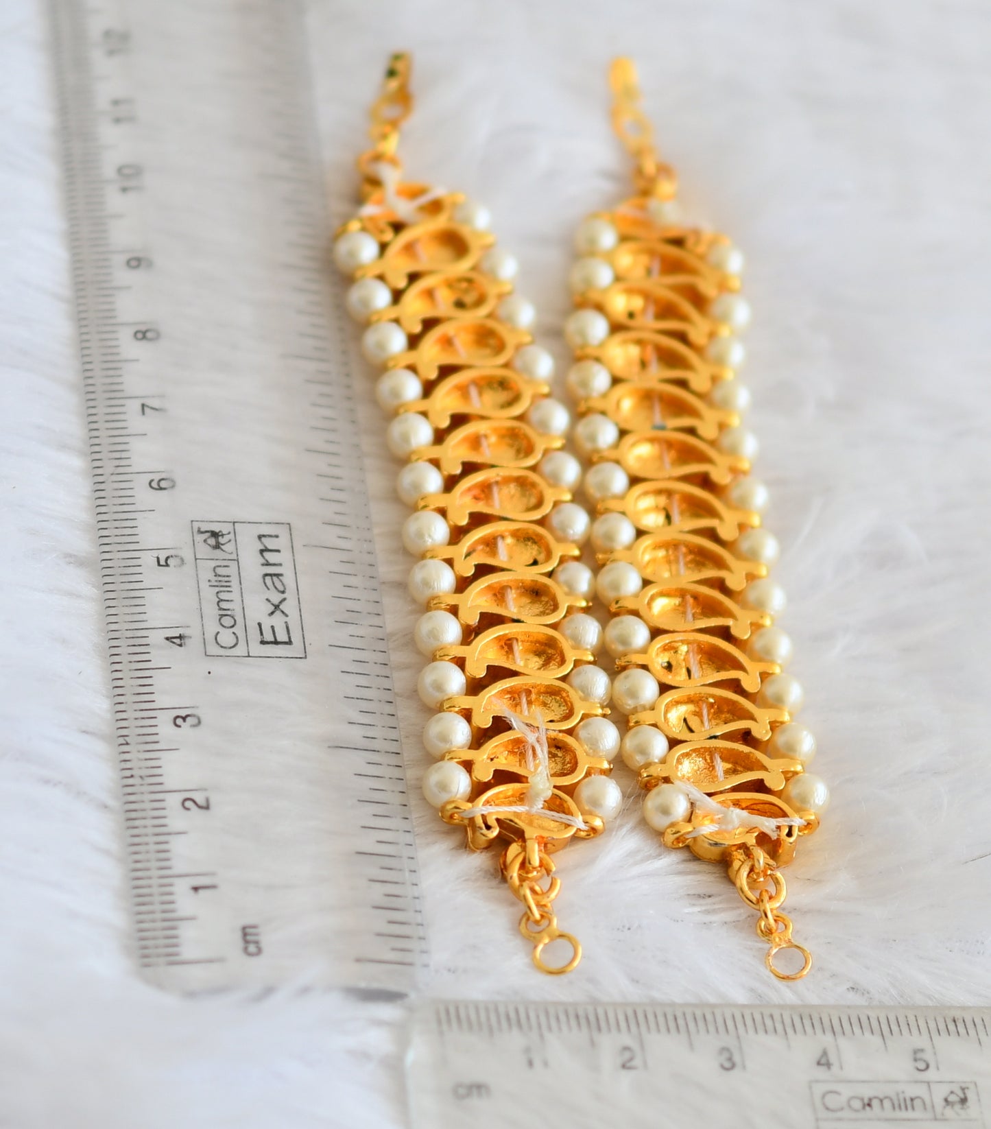 Gold tone kemp-white stone pearl beaded mango ear side chain dj-50373