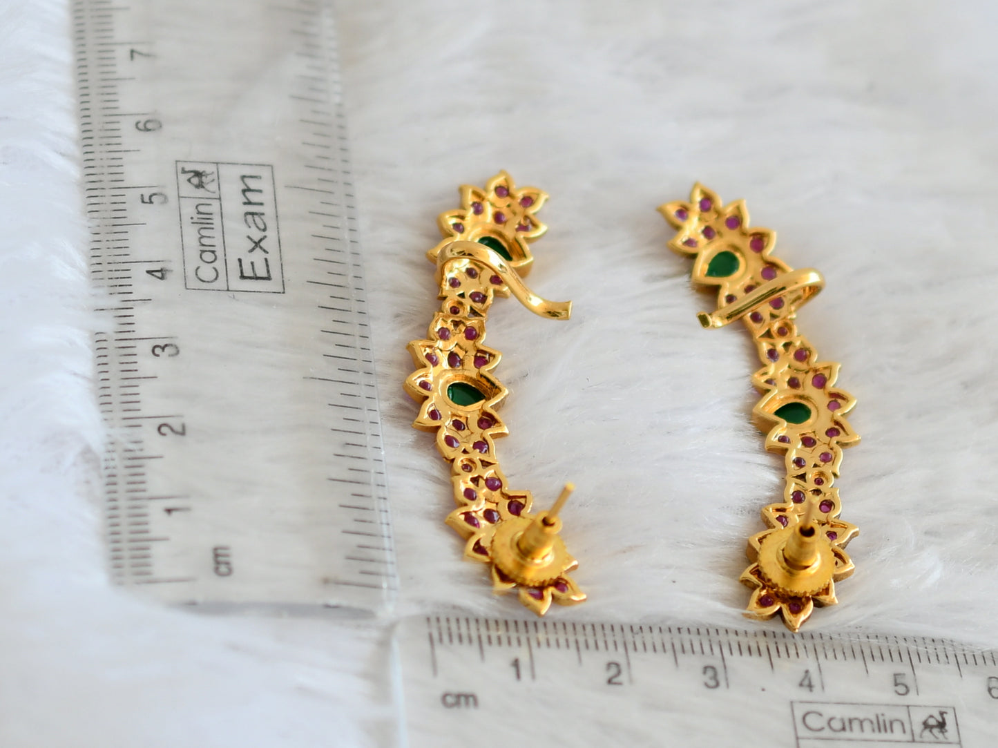 Matte finish kemp-green lotus ear cuff dj50506