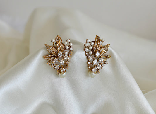 Antique gold tone cz white pearl floral stud/earrings dj-52565