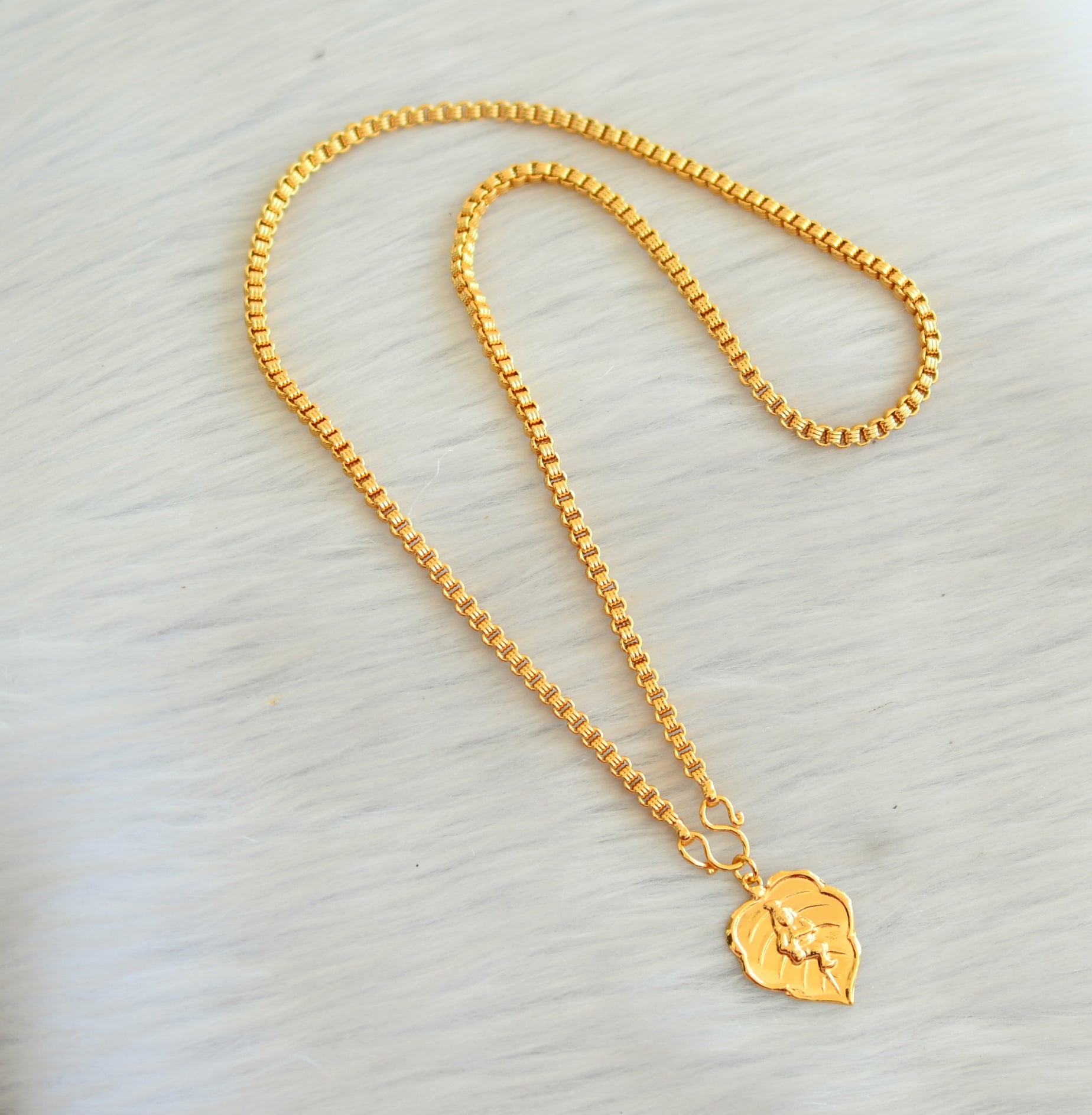 Gold chain deals with krishna pendant