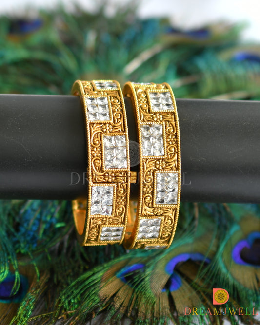 Antique gold tone Ad square stone white screw type Bangles (2.6) dj-12788