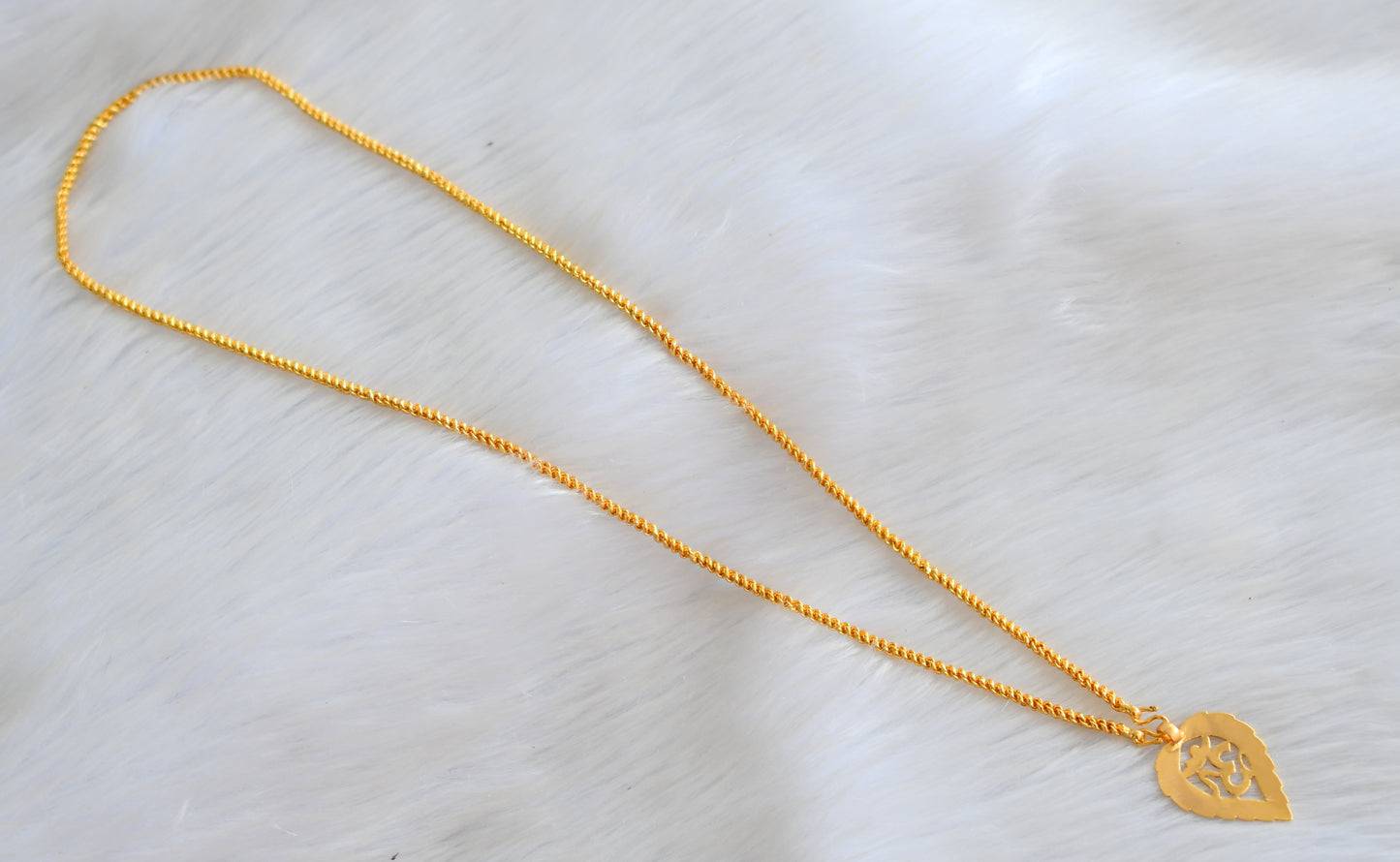 Gold tone 'om' pendant with chain dj-40393