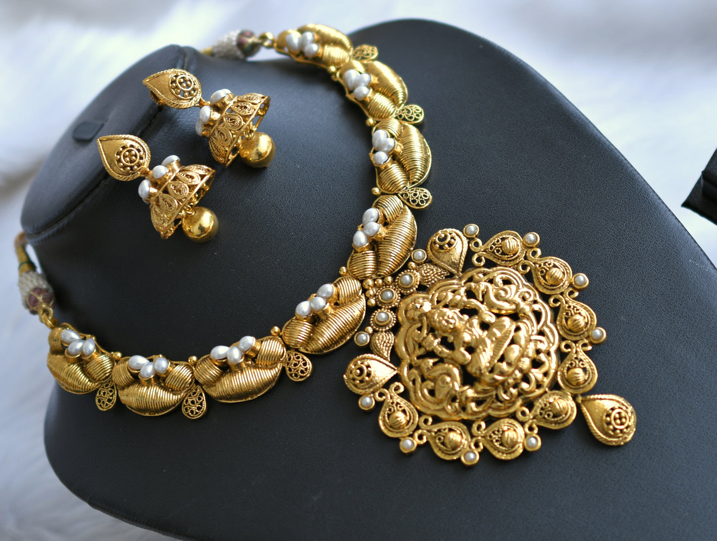 Antique gold tone nagasu pearl Lakshmi necklace set dj-02837