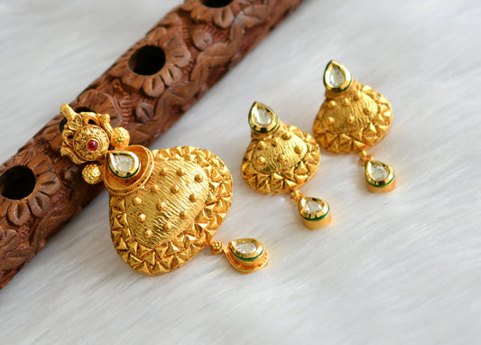 Gold tone white Kundan pendant set dj-02816