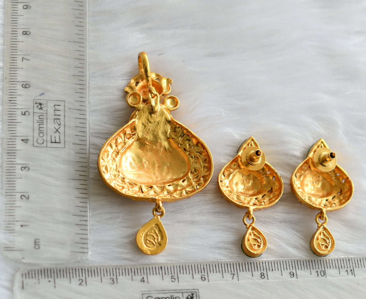 Gold tone white Kundan pendant set dj-02816