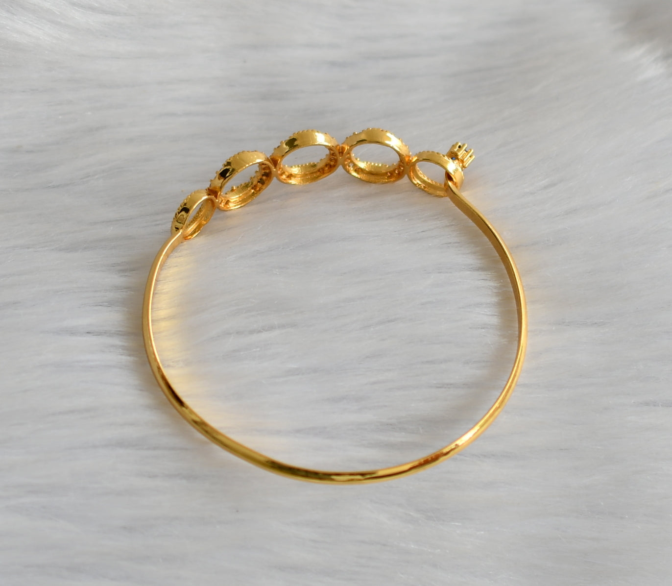 Gold tone white-blue stone round bracelet dj-40430